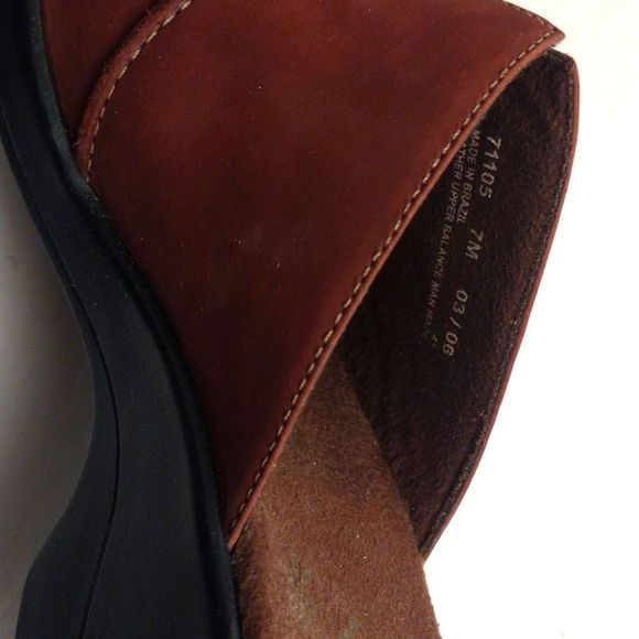 Clarks Mule SlipOn Clog Burgundy Size 7 Like New Burgundy Mule Clark Shoe Size 7 - Picture 8 of 8